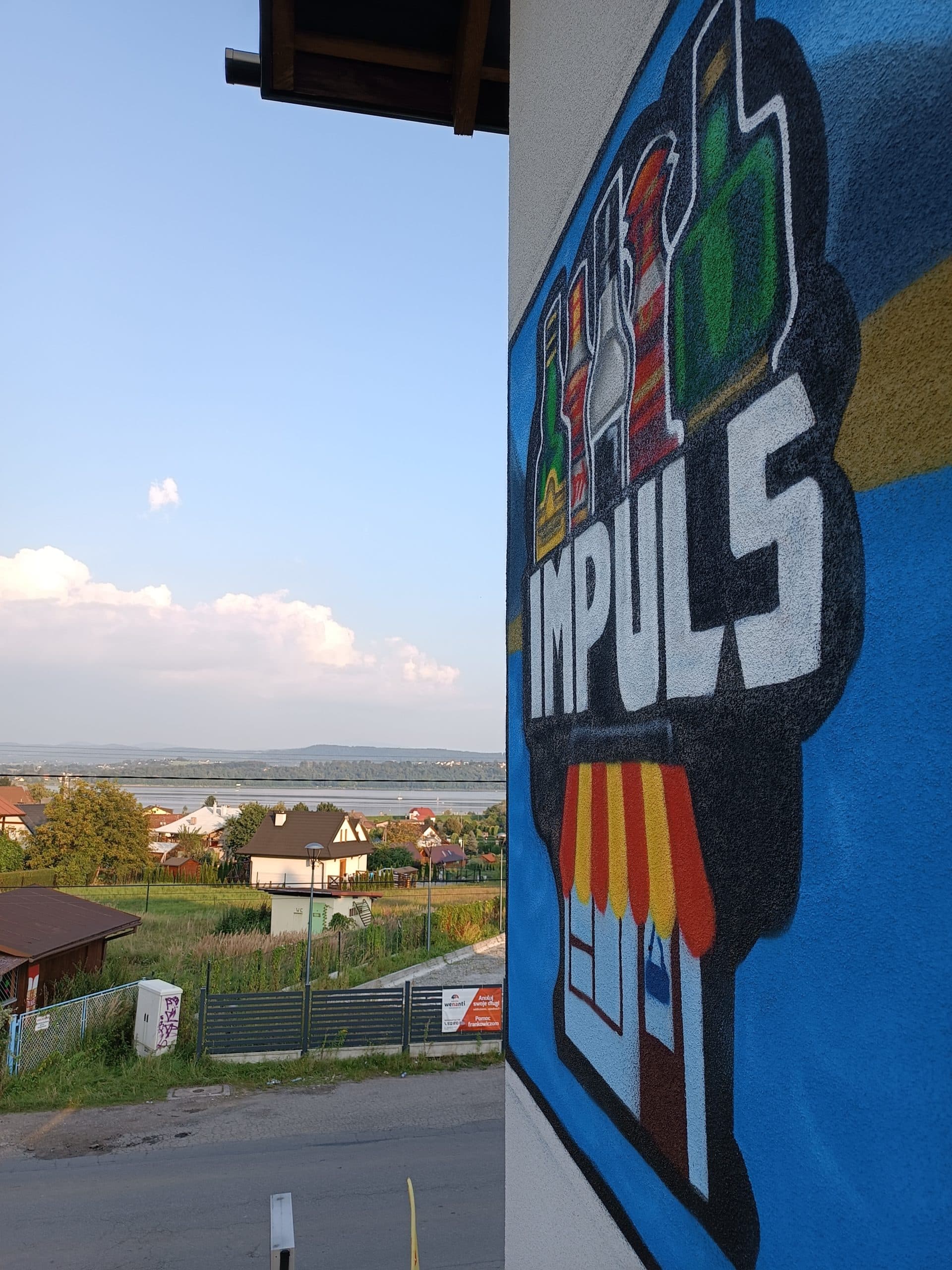 Mural reklamowy sklepu Impuls na elewacji budynku