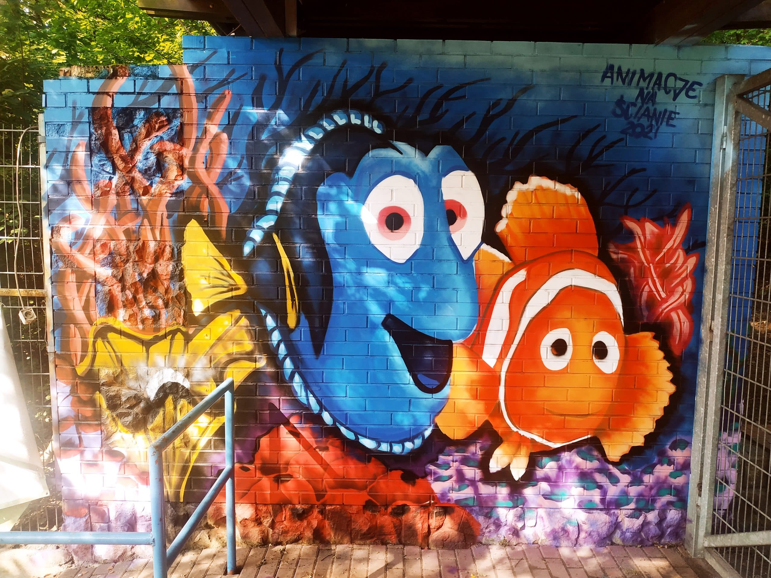 Mural Gdzie jest Nemo - rybki Dory i Nemo na ceglanej ścianie kąpieliska